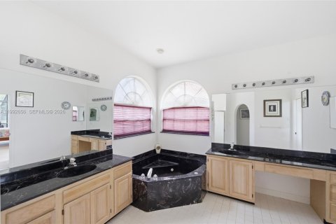 Купить виллу или дом в Уэстон, Флорида 5 спален, 288.46м2, № 2067616 - фото 19