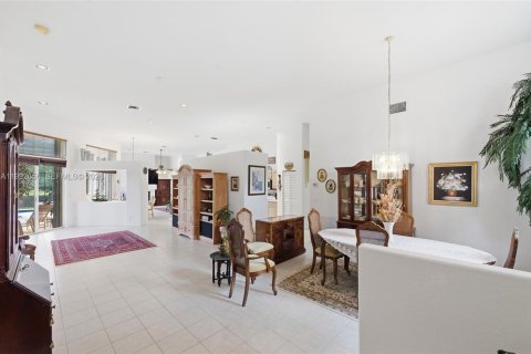 Купить виллу или дом в Уэстон, Флорида 5 спален, 288.46м2, № 2067616 - фото 9