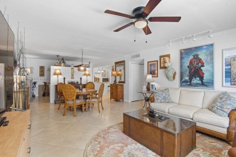 Condo in Hollywood, Florida, 2 bedrooms  № 2085522 - photo 14