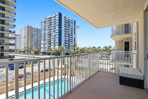 Condo in Hollywood, Florida, 2 bedrooms  № 2085522 - photo 18