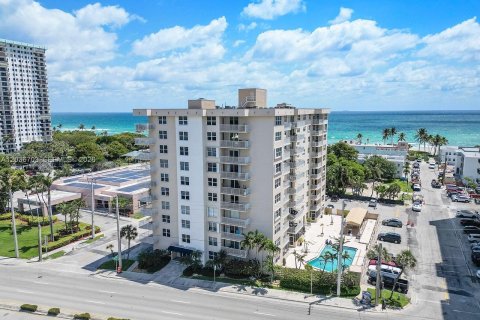 Condo in Hollywood, Florida, 2 bedrooms  № 2085522 - photo 29