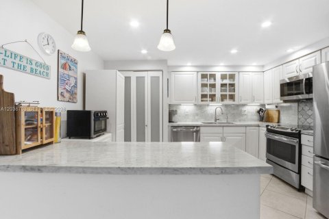 Condo in Hollywood, Florida, 2 bedrooms  № 2085522 - photo 4
