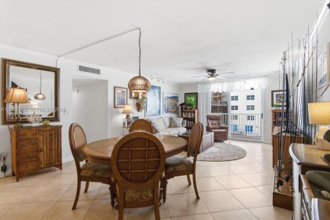 Condo in Hollywood, Florida, 2 bedrooms  № 2085522 - photo 10