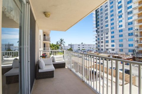 Condo in Hollywood, Florida, 2 bedrooms  № 2085522 - photo 17