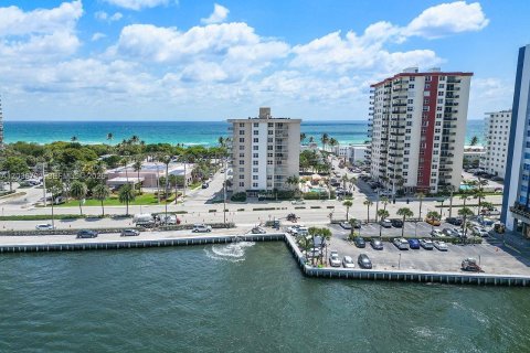 Condo in Hollywood, Florida, 2 bedrooms  № 2085522 - photo 30