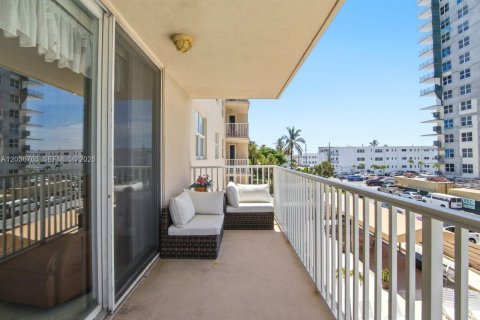 Condo in Hollywood, Florida, 2 bedrooms  № 2085522 - photo 16