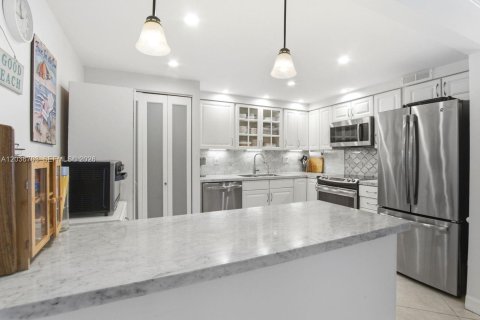 Condo in Hollywood, Florida, 2 bedrooms  № 2085522 - photo 6
