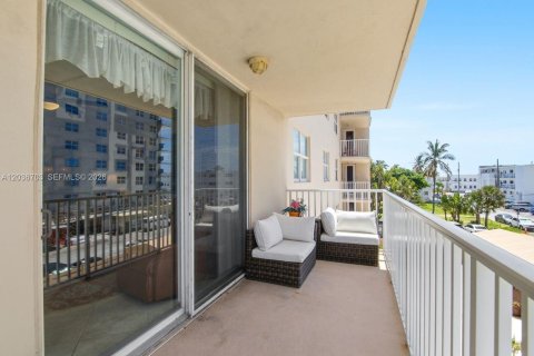 Condo in Hollywood, Florida, 2 bedrooms  № 2085522 - photo 15