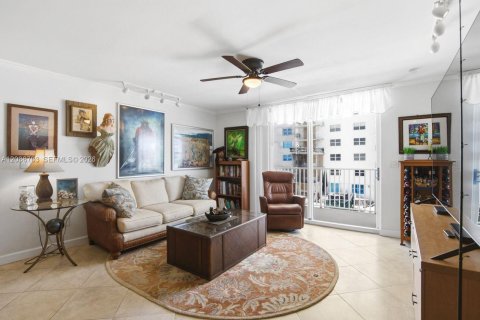 Condo in Hollywood, Florida, 2 bedrooms  № 2085522 - photo 12