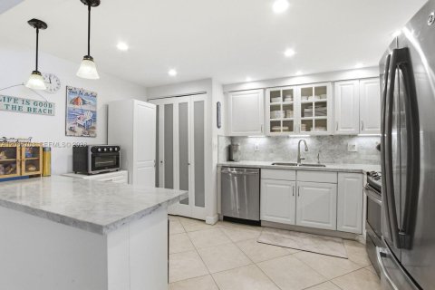 Condo in Hollywood, Florida, 2 bedrooms  № 2085522 - photo 5