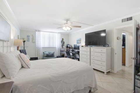 Condo in Hollywood, Florida, 2 bedrooms  № 2085522 - photo 21