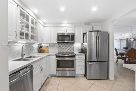 Condo in Hollywood, Florida, 2 bedrooms  № 2085522 - photo 7