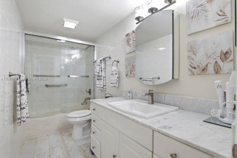 Condo in Hollywood, Florida, 2 bedrooms  № 2085522 - photo 25