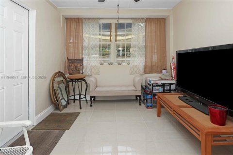 Купить виллу или дом в Холливуд, Флорида 2 спальни, 170.57м2, № 2005295 - фото 28