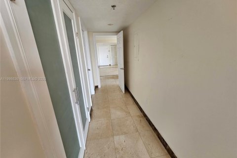 Condo in Miami, Florida, 2 bedrooms № 2256097 - photo 17