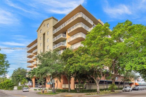 Condo in Miami, Florida, 2 bedrooms № 2256097 - photo 2