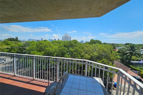 Condo in Miami, Florida, 2 bedrooms № 2256097 - photo 14