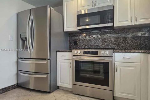 Condo in Miami, Florida, 2 bedrooms № 2256097 - photo 5