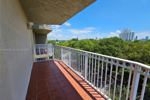 Condo in Miami, Florida, 2 bedrooms № 2256097 - photo 23