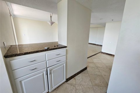 Condo in Miami, Florida, 2 bedrooms № 2256097 - photo 6