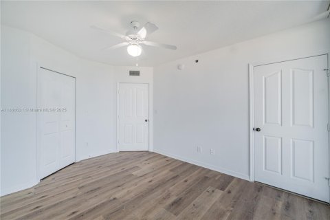 Купить кондоминиум в Майами, Флорида 2 спальни, 99.59м2, № 1748479 - фото 16