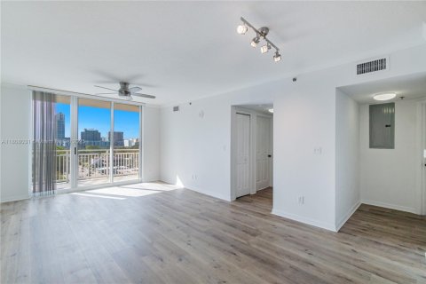 Купить кондоминиум в Майами, Флорида 2 спальни, 99.59м2, № 1748479 - фото 8