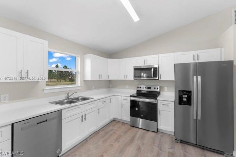 House in Lehigh Acres, Florida 4 bedrooms № 2033797 - photo 7