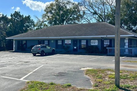 Propiedad comercial en alquiler en New Port Richey, Florida, 130.06 m2 № 1718906 - foto 1