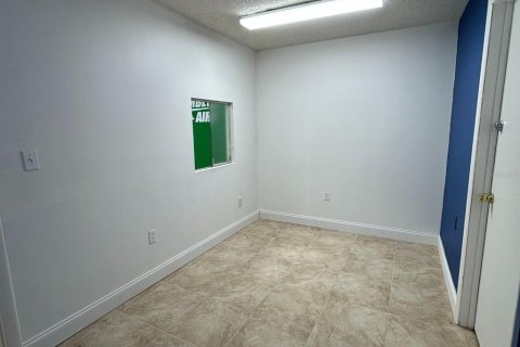 Propiedad comercial en alquiler en New Port Richey, Florida, 130.06 m2 № 1718906 - foto 5