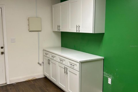 Propiedad comercial en alquiler en New Port Richey, Florida, 130.06 m2 № 1718906 - foto 11
