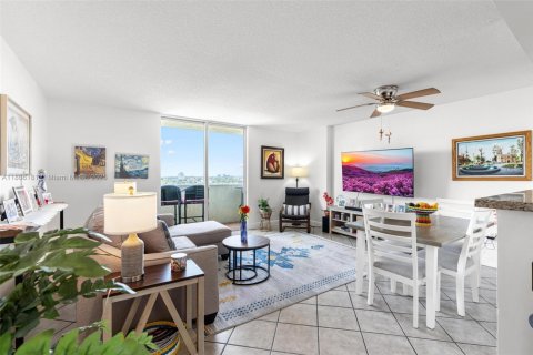 Condominio en venta en Miami, Florida, 1 dormitorio, 75.81 m2 № 1747972 - foto 4