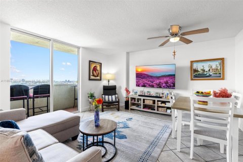 Condominio en venta en Miami, Florida, 1 dormitorio, 75.81 m2 № 1747972 - foto 5