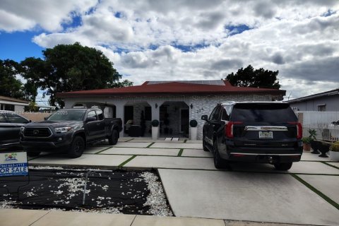 House in Hialeah, Florida 6 bedrooms, 314.29 sq.m. № 1738314 - photo 3