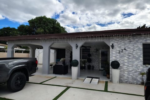 House in Hialeah, Florida 6 bedrooms, 314.29 sq.m. № 1738314 - photo 2