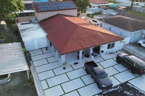 House in Hialeah, Florida 6 bedrooms, 314.29 sq.m. № 1738314 - photo 6