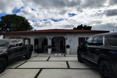 House in Hialeah, Florida 6 bedrooms, 314.29 sq.m. № 1738314 - photo 1