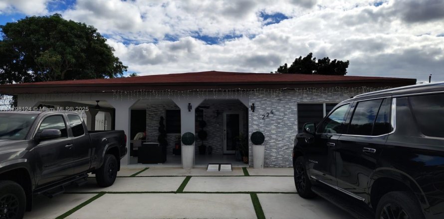 House in Hialeah, Florida 6 bedrooms, 314.29 sq.m. № 1738314