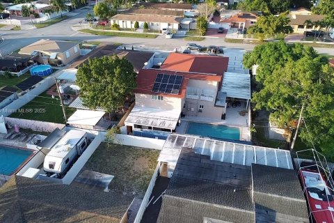 House in Hialeah, Florida 6 bedrooms, 314.29 sq.m. № 1738314 - photo 8