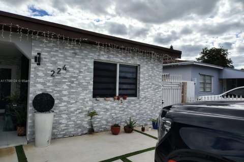 House in Hialeah, Florida 6 bedrooms, 314.29 sq.m. № 1738314 - photo 4