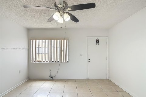 Condo in Miami, Florida, 3 bedrooms  № 1830688 - photo 10