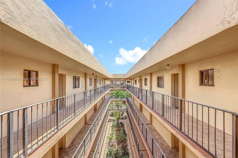 Condo in Miami, Florida, 3 bedrooms  № 1830688 - photo 6