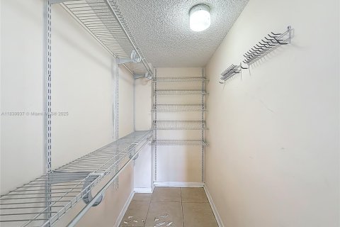 Condo in Miami, Florida, 3 bedrooms  № 1830688 - photo 30