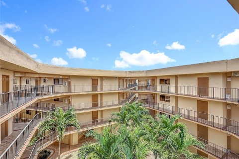 Condo in Miami, Florida, 3 bedrooms  № 1830688 - photo 5