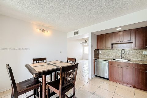 Condo in Miami, Florida, 3 bedrooms  № 1830688 - photo 19