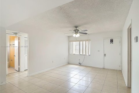 Condo in Miami, Florida, 3 bedrooms  № 1830688 - photo 11