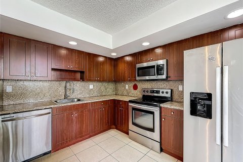Condo in Miami, Florida, 3 bedrooms  № 1830688 - photo 15