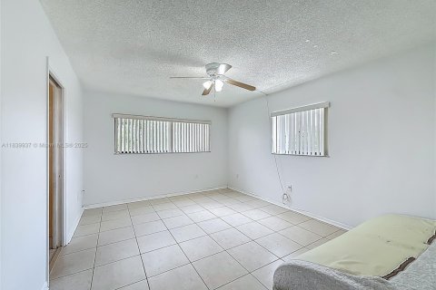 Condo in Miami, Florida, 3 bedrooms  № 1830688 - photo 25