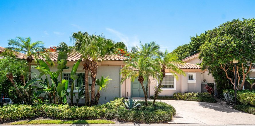 House in Boca Raton, Florida 3 bedrooms, 249.81 sq.m. № 2086927