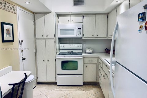 Condo in Hallandale Beach, Florida, 1 bedroom № 2182651 - photo 9