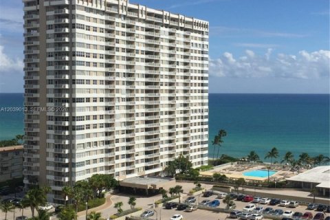 Condo in Hallandale Beach, Florida, 1 bedroom № 2182651 - photo 20